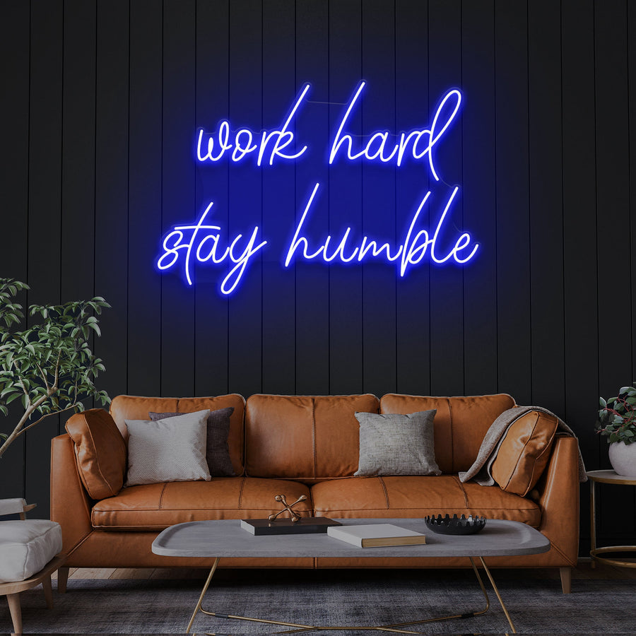 „Arbeite hart, bleib bescheiden“ LED-Leuchtreklame