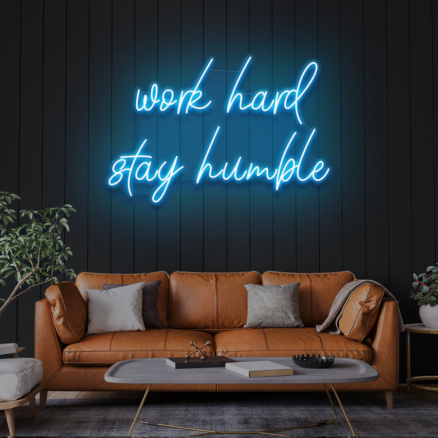 „Arbeite hart, bleib bescheiden“ LED-Leuchtreklame