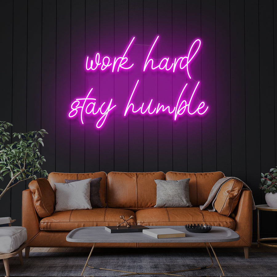 „Arbeite hart, bleib bescheiden“ LED-Leuchtreklame