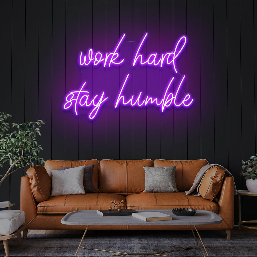 „Arbeite hart, bleib bescheiden“ LED-Leuchtreklame