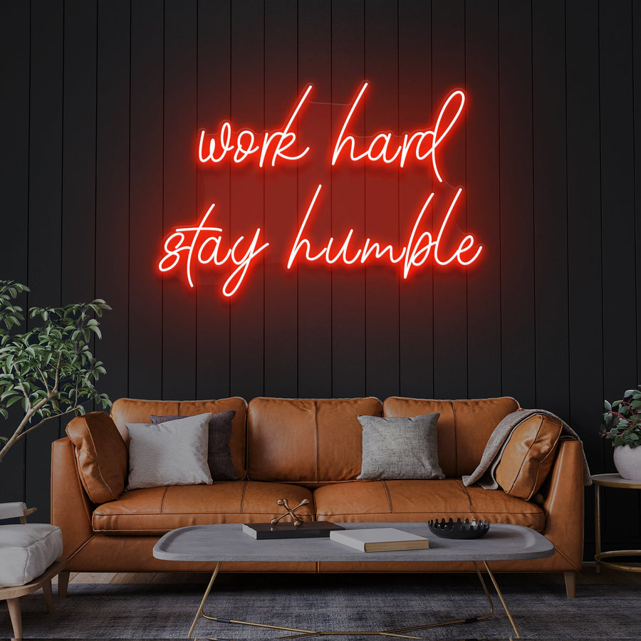 „Arbeite hart, bleib bescheiden“ LED-Leuchtreklame