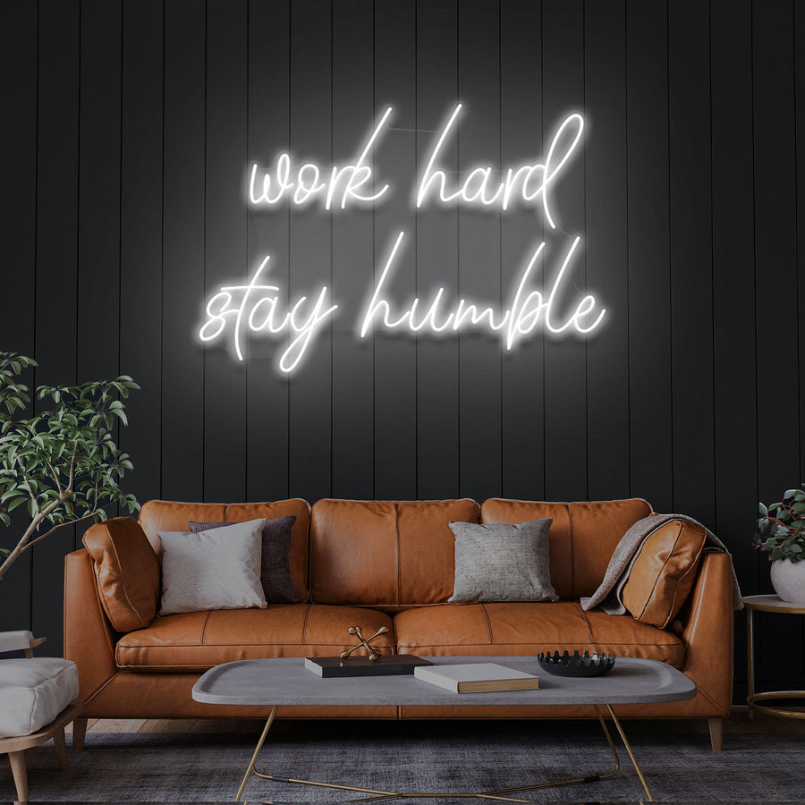 „Arbeite hart, bleib bescheiden“ LED-Leuchtreklame
