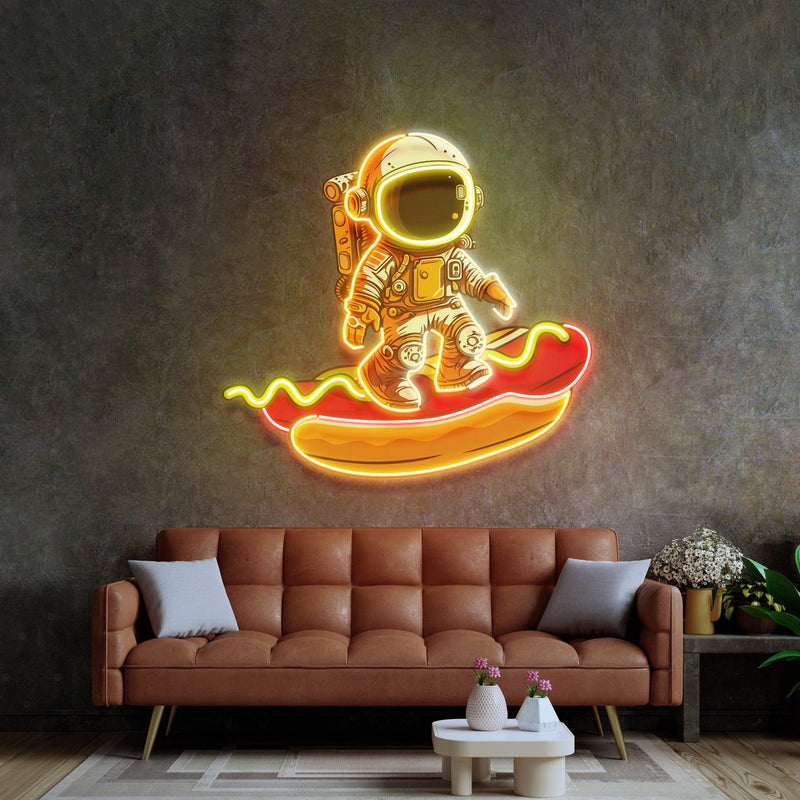 Astronaut auf Hot Dog LED Neon Acryl Kunstwerk – Pop Art trifft galaktischen Humor