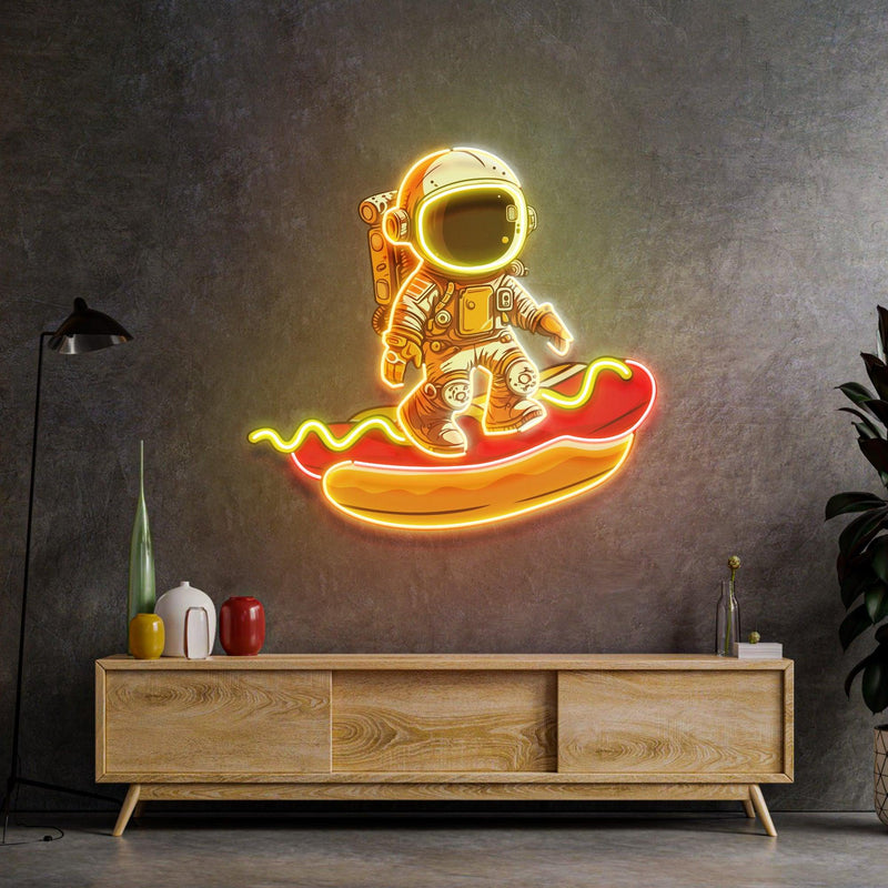 Astronaut auf Hot Dog LED Neon Acryl Kunstwerk – Pop Art trifft galaktischen Humor