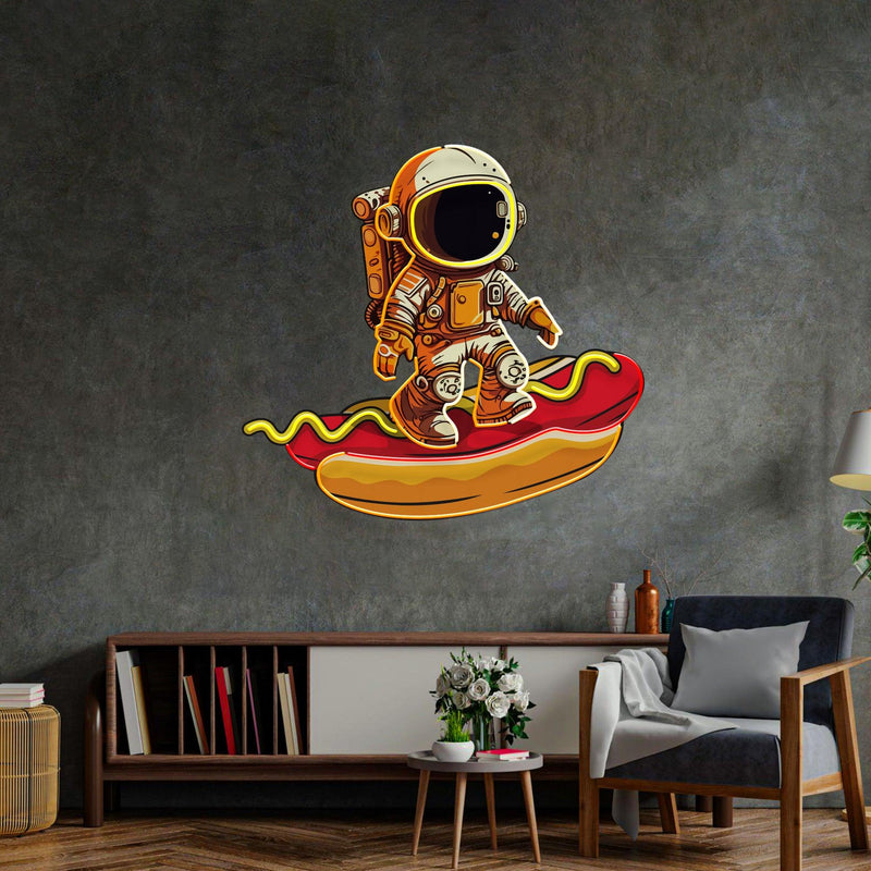 Astronaut auf Hot Dog LED Neon Acryl Kunstwerk – Pop Art trifft galaktischen Humor