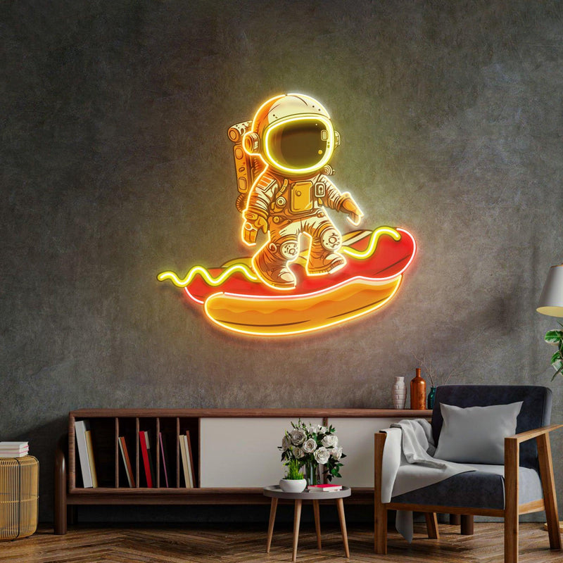 Astronaut auf Hot Dog LED Neon Acryl Kunstwerk – Pop Art trifft galaktischen Humor