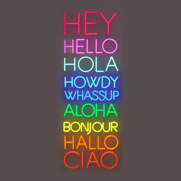 "Hey Hello Hola Howdy Whassup Aloha Hallo Bonjour Ciao" Neonschrift
