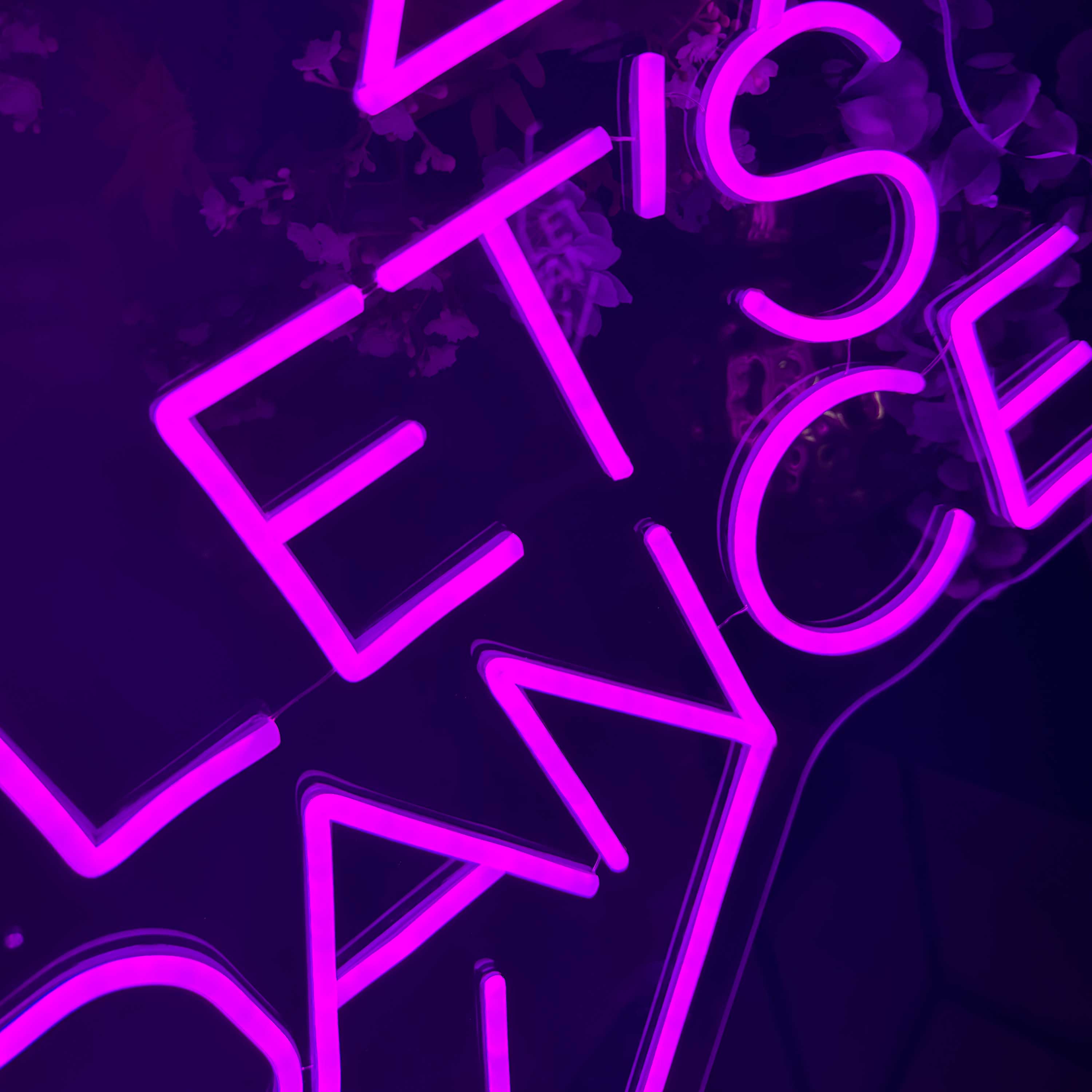 Neon Schild Let's Dance