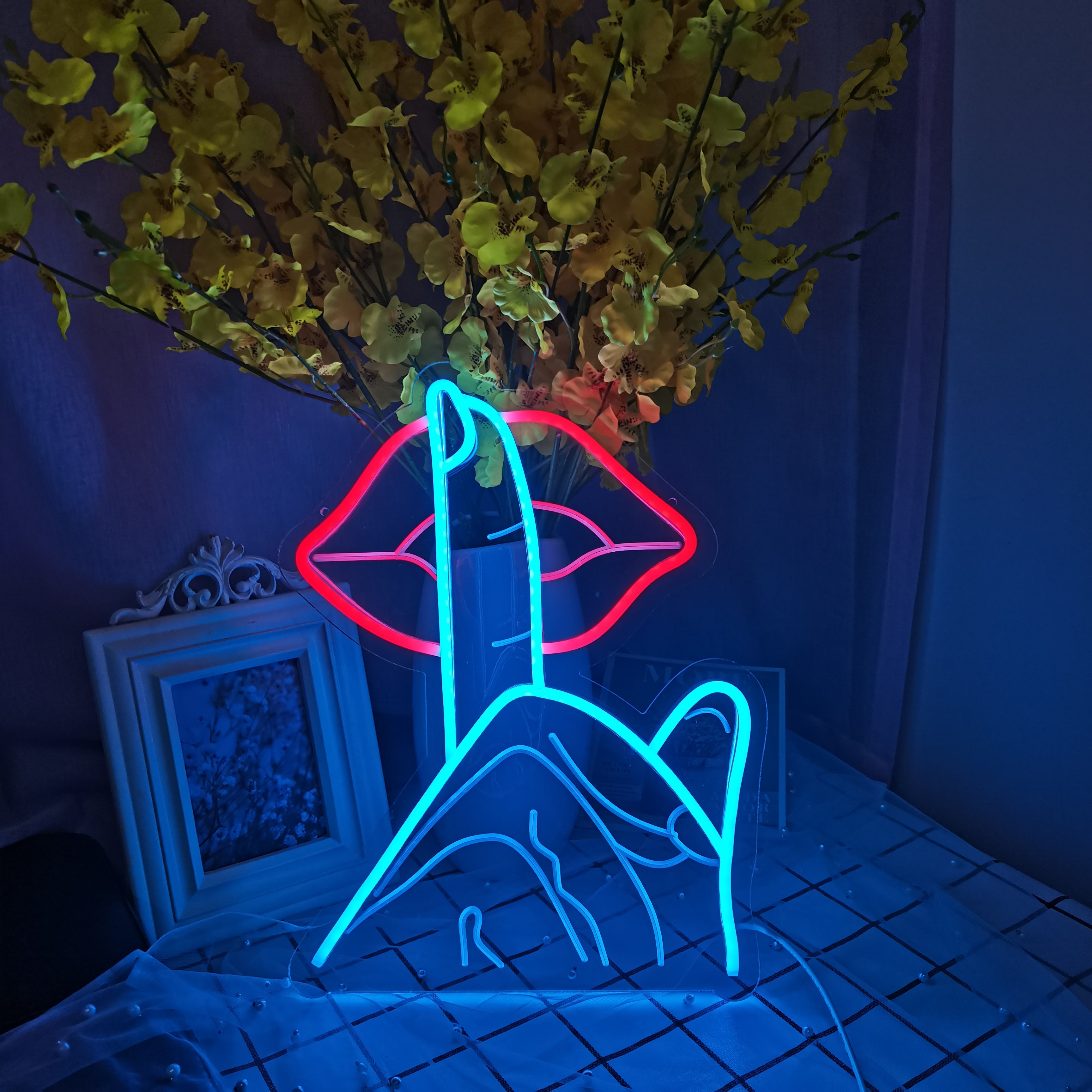 "Lippen, Sei Ruhig" USB Mini LED Neonschrift