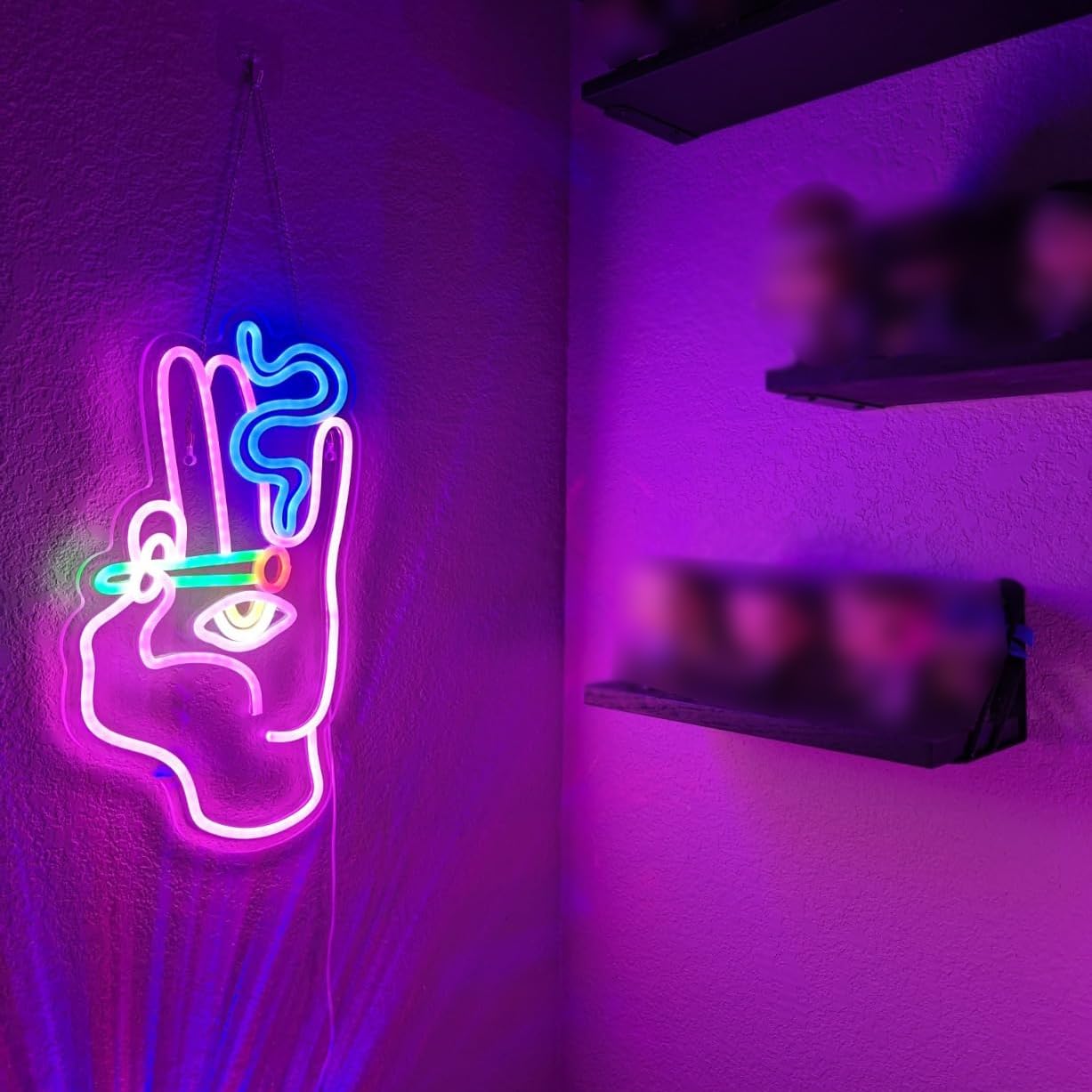 Neonschild mit bösem Blick