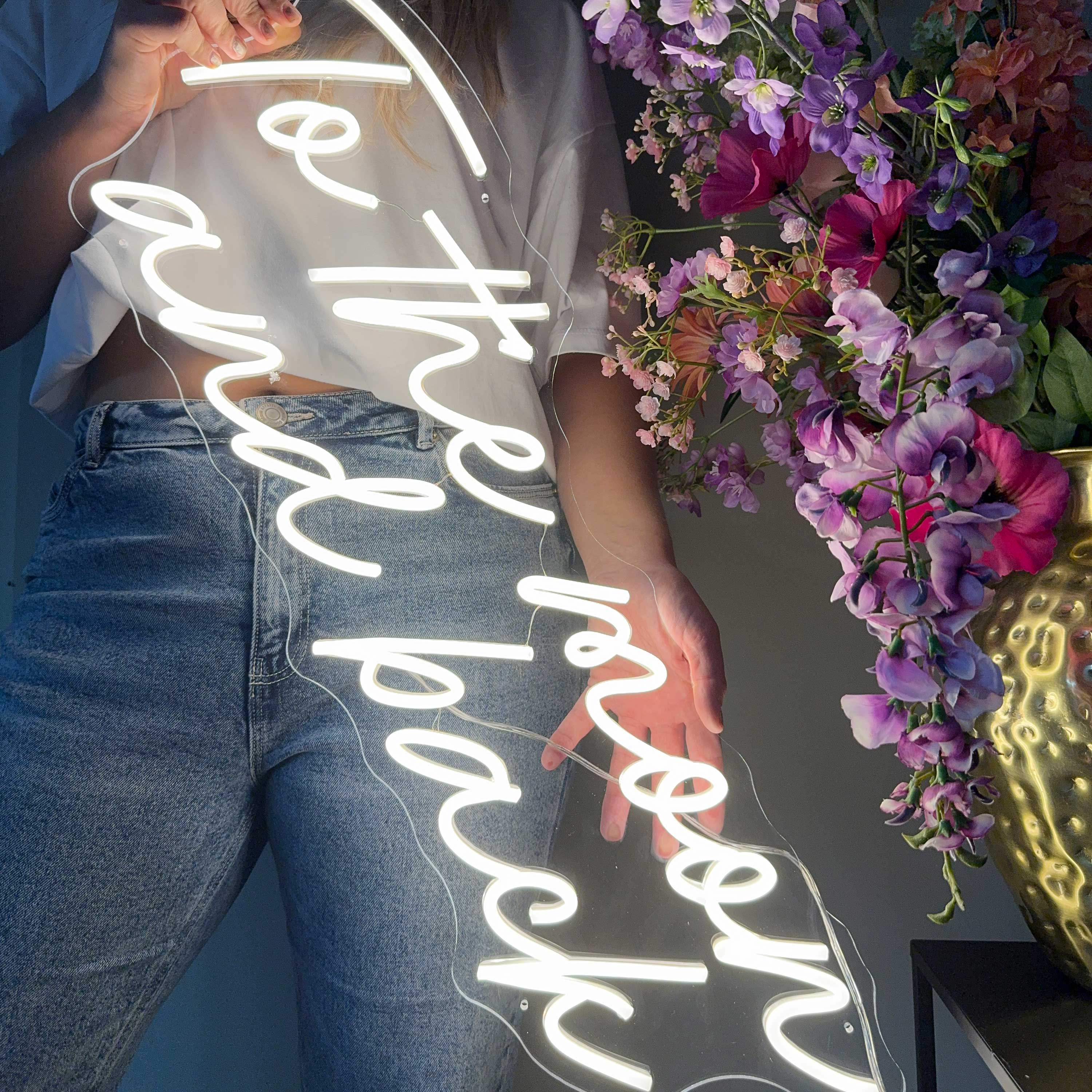 Neon Schild To The Moon and Back